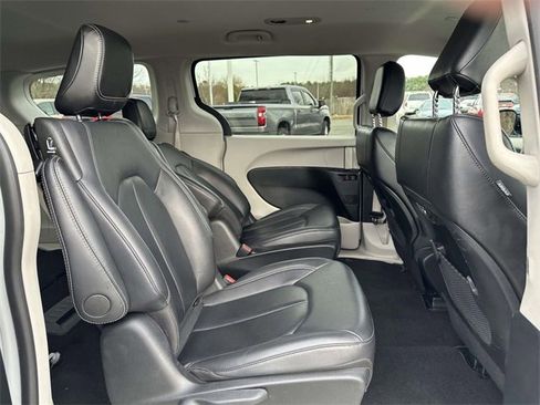 Used 2024 Chrysler Pacifica Select image 11