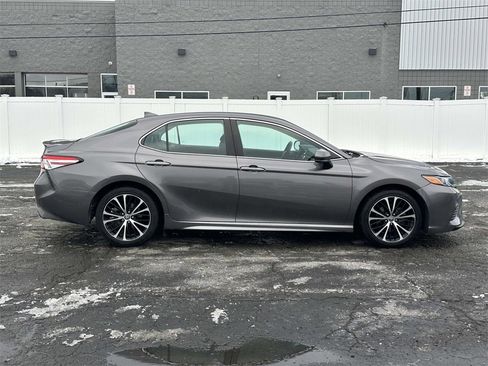 Used 2020 Toyota Camry SE image 2