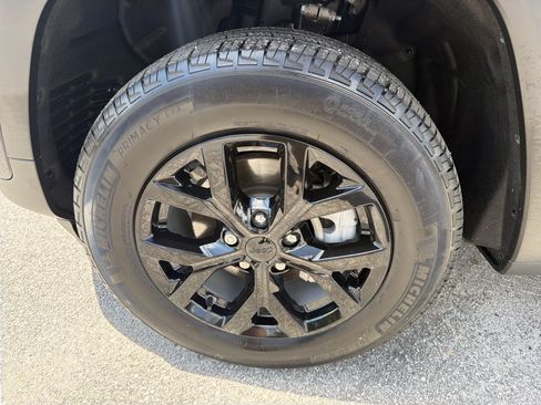 Used 2023 Jeep Grand Cherokee Limited RWD image 12