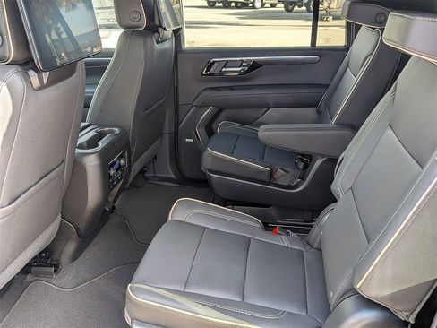 New 2026 Chevrolet Suburban Premier image 21