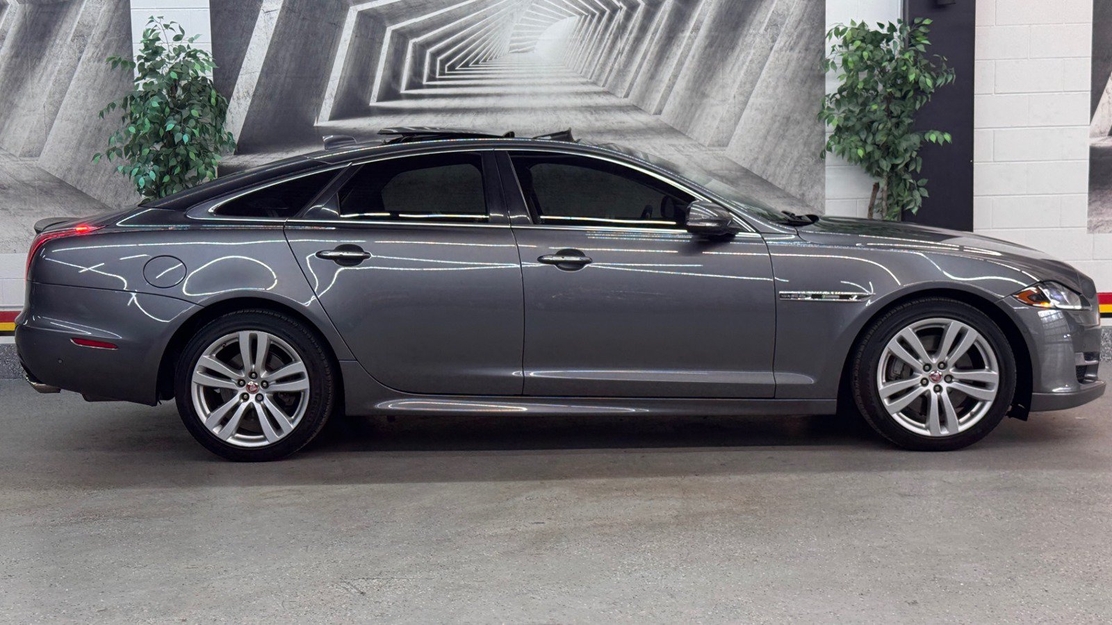 Used 2016 Jaguar XJ R-Sport AWD/4WD image 6
