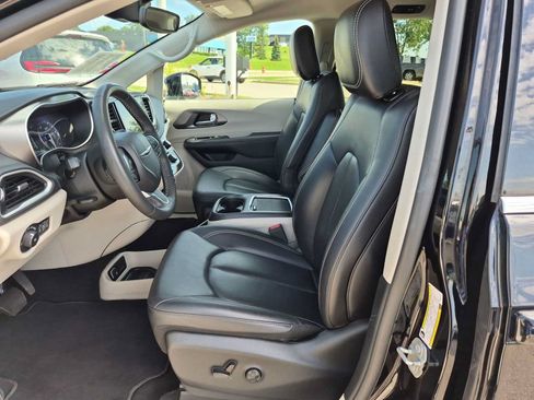 Used 2024 Chrysler Pacifica Touring-L FWD image 16