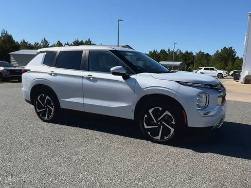 Used 2024 Mitsubishi Outlander SE image 2