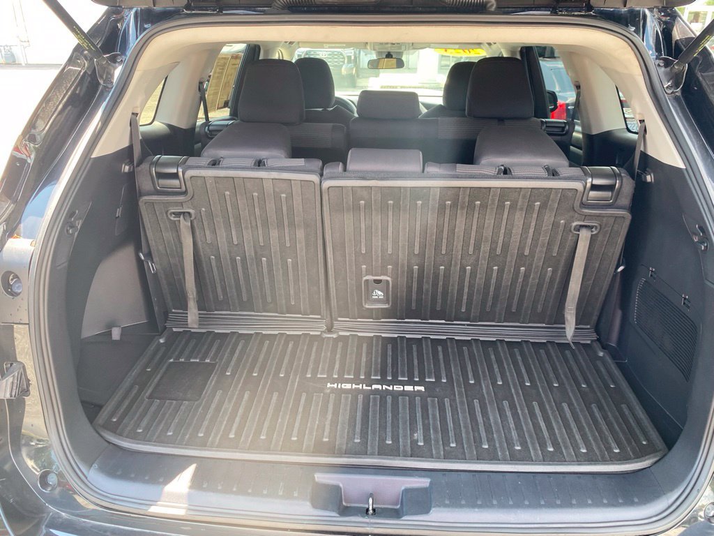 Used 2023 Toyota Highlander L FWD image 11