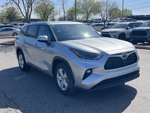 Used 2025 Toyota Highlander LE image 3