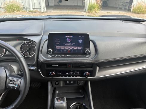 Used 2025 Nissan Rogue SV FWD image 17