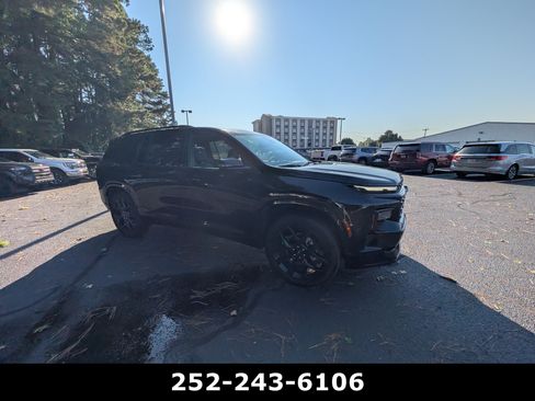 Used 2026 Chevrolet Traverse RS FWD image 4
