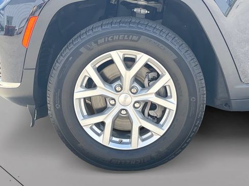 Used 2023 Jeep Grand Cherokee L Limited AWD/4WD image 9