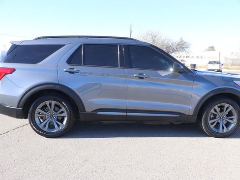 Used 2021 Ford Explorer XLT w/ Equipment Group 202A image 8