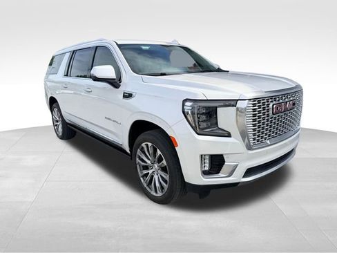 Used 2022 GMC Yukon XL Denali w/ Denali Premium Package image 3