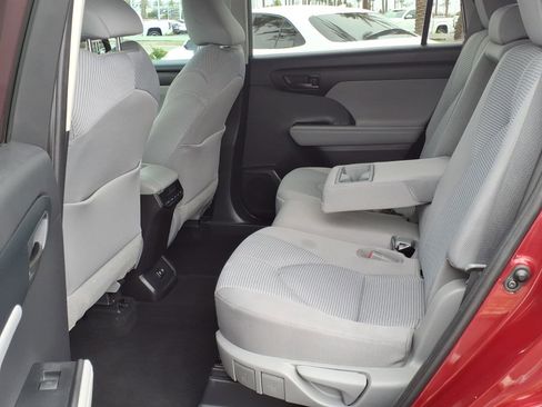 Used 2021 Toyota Highlander LE FWD image 10