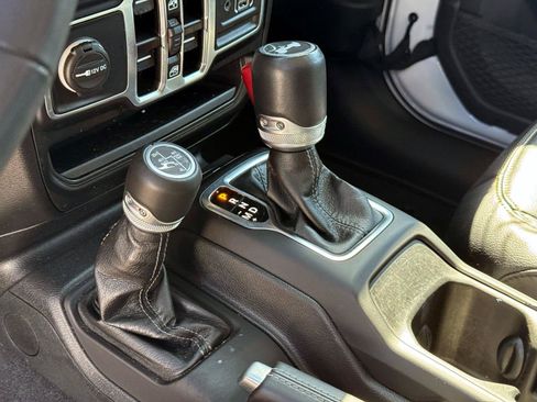 Used 2024 Jeep Wrangler Unlimited Sahara AWD/4WD image 15