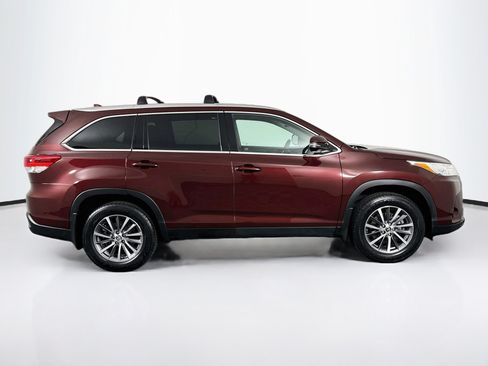 Used 2019 Toyota Highlander XLE AWD/4WD image 16