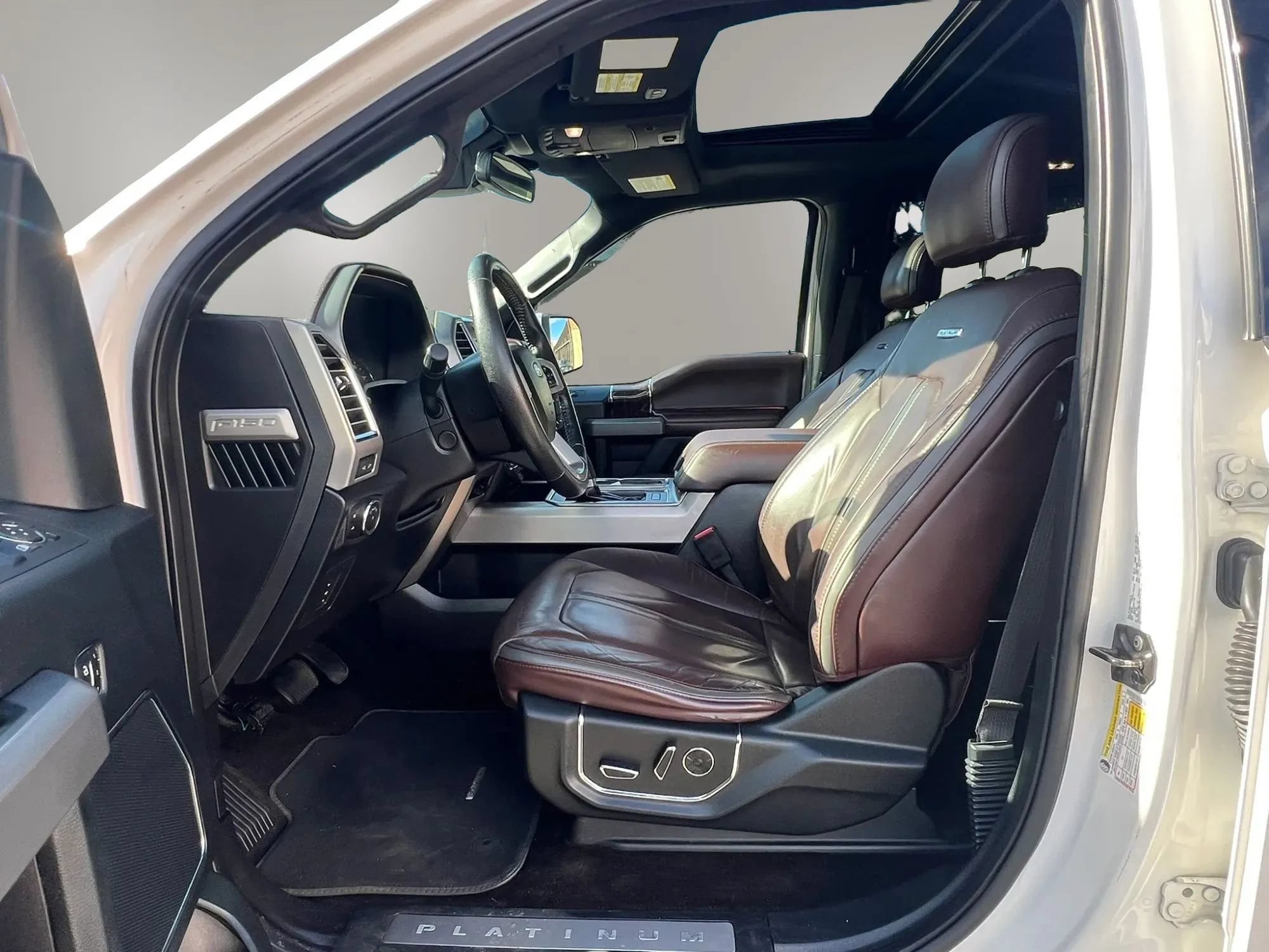 Used 2015 Ford F150 Platinum w/ Equipment Group 701A Luxury AWD/4WD image 26