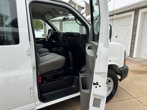 Used 2015 Chevrolet Express 2500 image 15