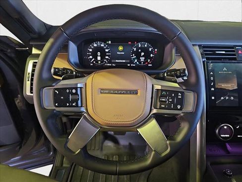 New 2024 Land Rover Discovery Metropolitan Edition image 18