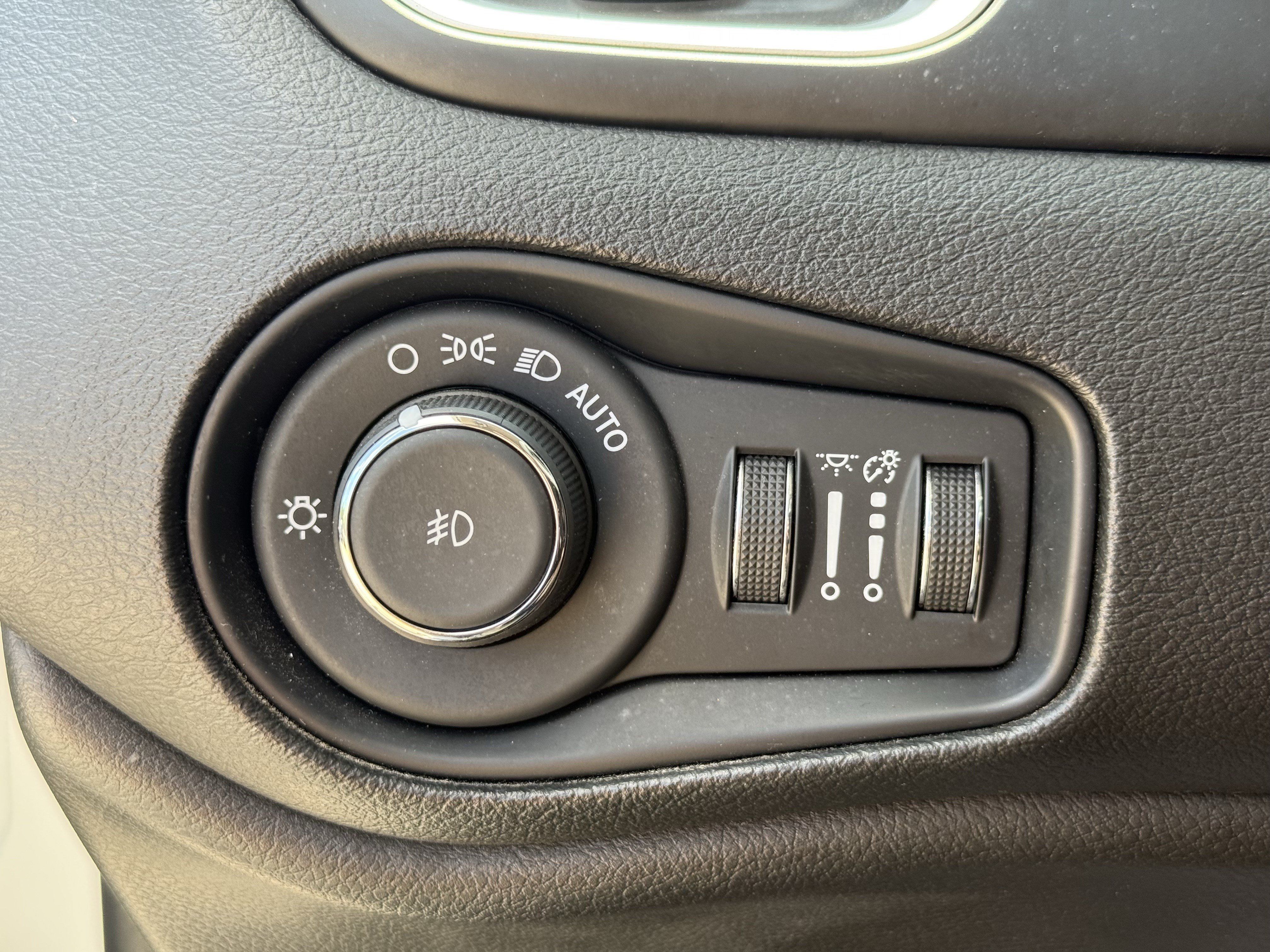 Used 2021 Jeep Renegade Latitude FWD image 25