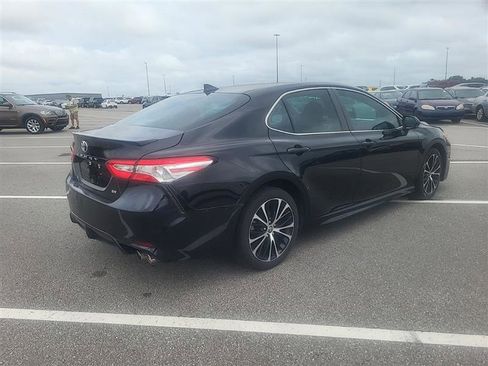 Used 2020 Toyota Camry SE FWD image 9