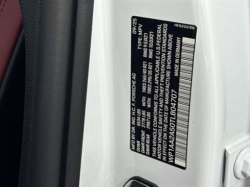 Certified 2026 Porsche Macan AWD/4WD image 36