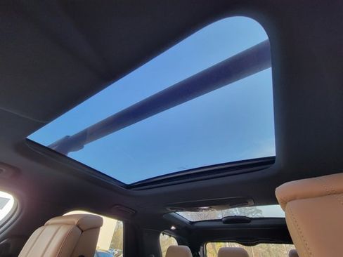 Used 2023 Land Rover Discovery Metropolitan Edition image 41