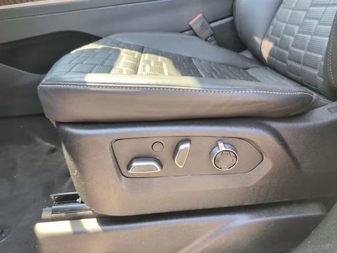 Used 2025 Cadillac Escalade Premium Luxury Platinum AWD/4WD image 15