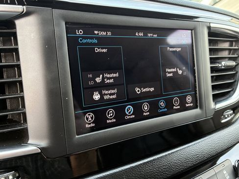 Used 2019 Chrysler Pacifica Touring-L FWD image 31
