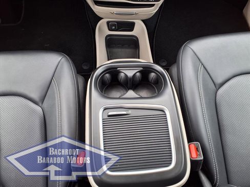 Used 2024 Chrysler Pacifica Select image 25