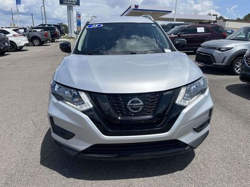 Used 2018 Nissan Rogue SV FWD image 2