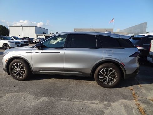 Used 2025 Lincoln Nautilus Premier AWD/4WD image 8