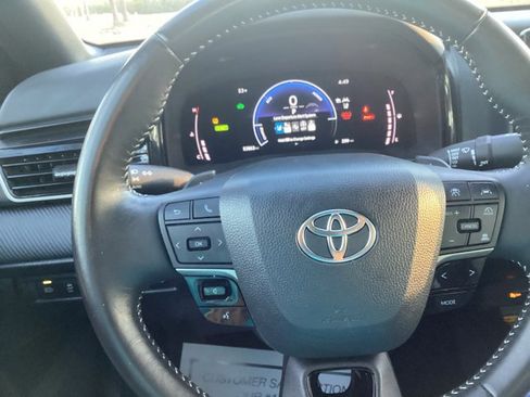 Used 2025 Toyota Camry SE image 17