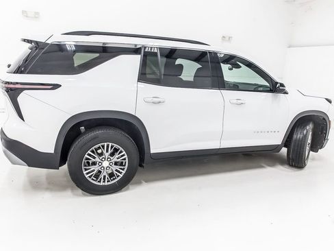 Used 2025 Chevrolet Traverse LT image 7