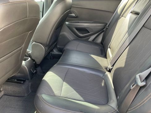 Used 2019 Chevrolet Trax LT w/ LT Convenience Package FWD image 17