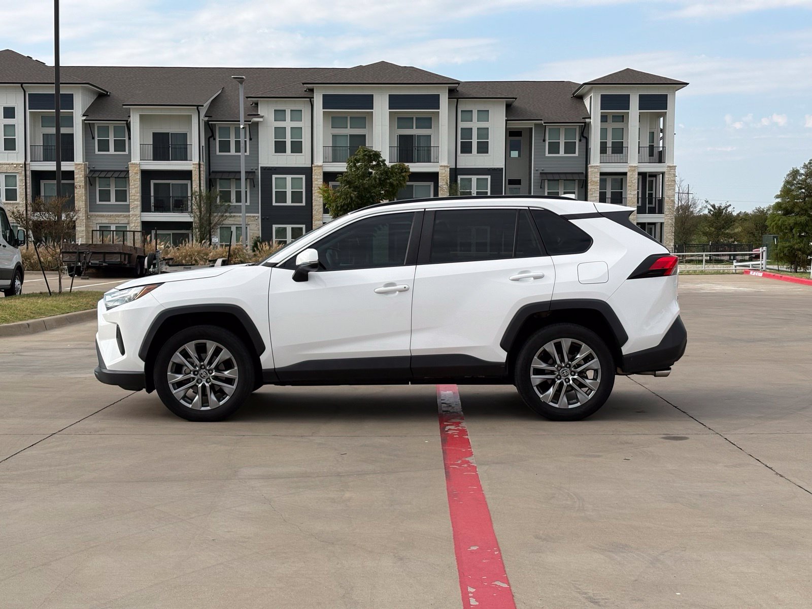 Used 2022 Toyota RAV4 XLE FWD image 4