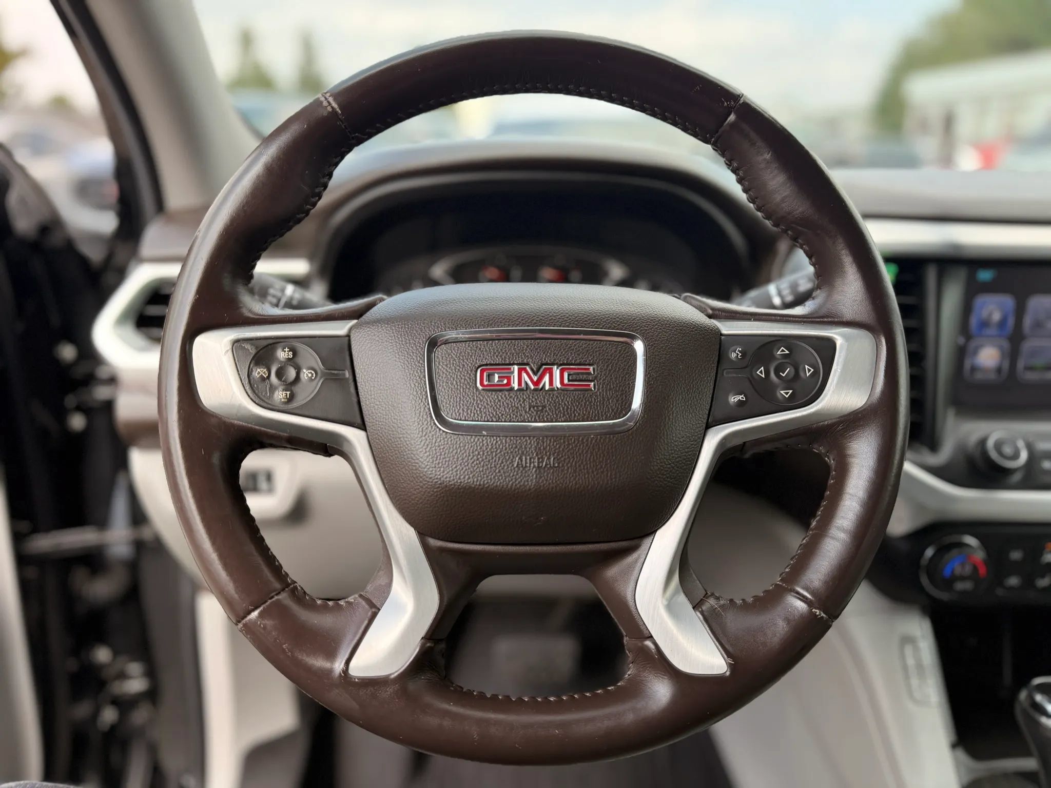 Used 2017 GMC Acadia SLT w/ LPO, Black Accent Package FWD image 25