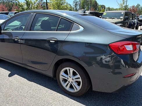 Used 2018 Chevrolet Cruze LT w/ Convenience Package FWD image 10