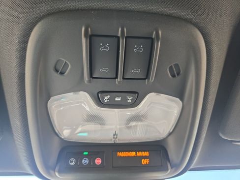 Used 2025 Chevrolet Colorado Z71 w/ Technology Package AWD/4WD image 30