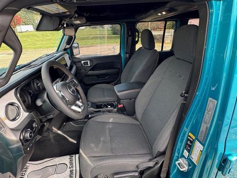 Used 2024 Jeep Wrangler Unlimited Sahara AWD/4WD image 14