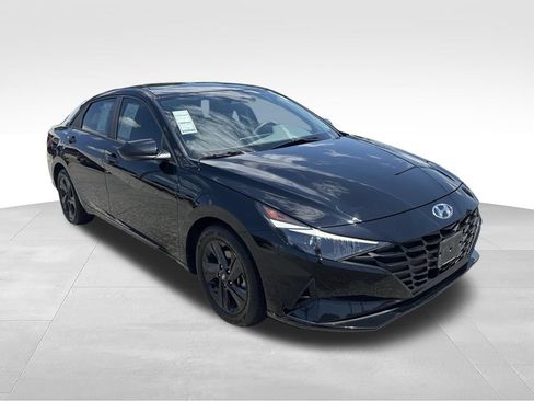 Used 2023 Hyundai Elantra SEL w/ Preferred Accessory Package FWD image 8