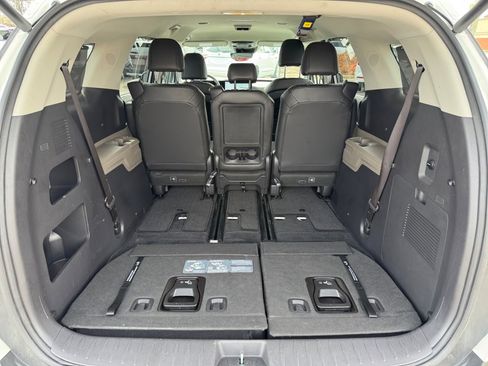 Used 2025 Kia Carnival EX FWD image 19