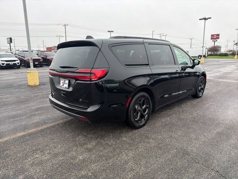 Used 2024 Chrysler Pacifica Premium FWD image 3
