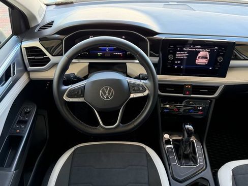 Used 2025 Volkswagen Taos SE FWD image 15