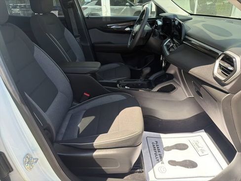 Used 2025 Chevrolet TrailBlazer LT AWD/4WD image 15