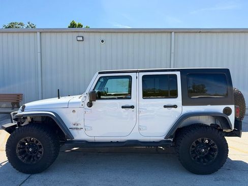 Used 2017 Jeep Wrangler Unlimited Sahara AWD/4WD image 2