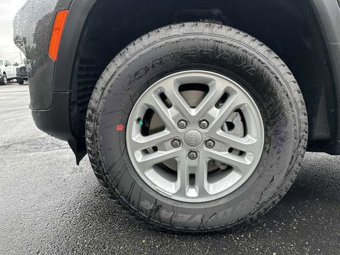New 2025 Jeep Grand Cherokee Laredo image 17