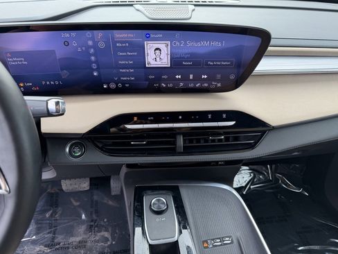 Used 2025 Buick Enclave Preferred w/ Power Package image 21