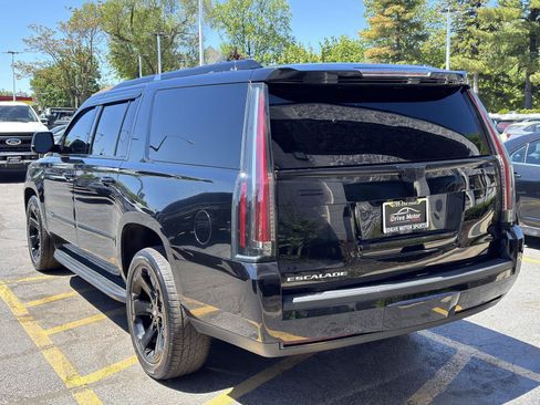 Used 2019 Cadillac Escalade ESV Luxury AWD/4WD image 6