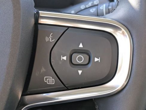 Used 2023 Volvo XC40 B5 Plus image 22