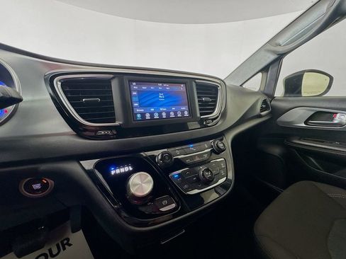 Certified 2020 Chrysler Pacifica Touring w/ S Appearance Package image 14