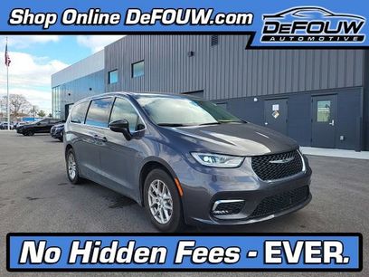Used 2023 Chrysler Pacifica Touring-L