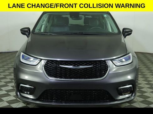 Used 2023 Chrysler Pacifica Touring-L FWD image 8